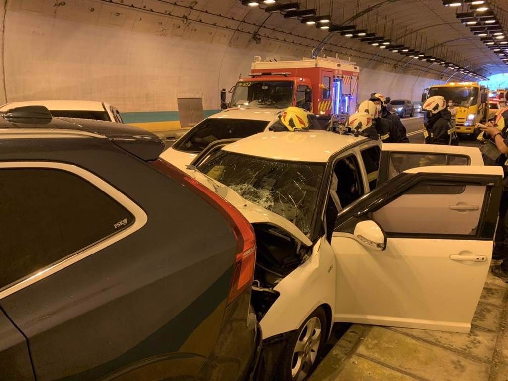 ▲國道3號南下汐止隧道內，今日上午發生連環車禍。（圖／翻攝畫面）