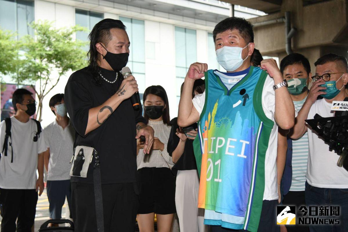 ▲陳時中今日赴新生高架橋下籃球場，不過因為北市府規定謝絕政黨候選人，因此不得其門而入。（圖／記者林調遜攝，2022.09.06）