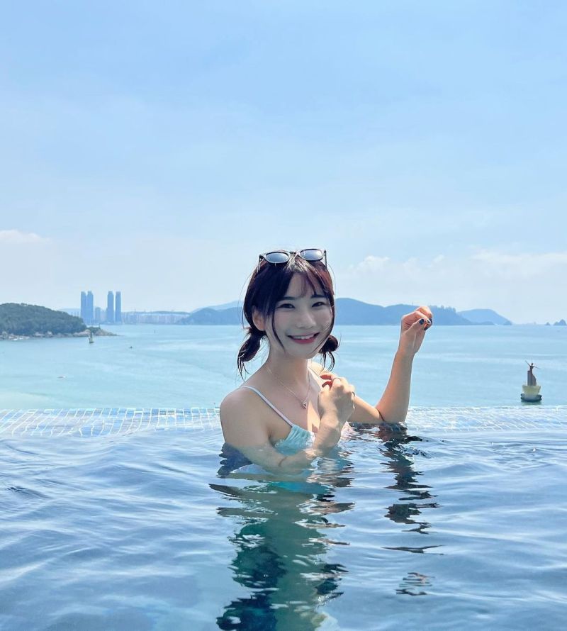 ▲▼愛莉莎莎在泳池擺拍。（圖／愛莉莎莎IG）