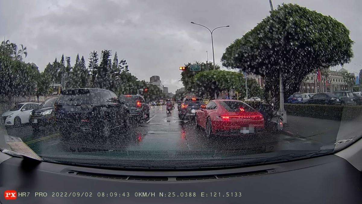 ▲一位穿著北一女制服的女學生，在校門附近從保時捷轎車下車時，開車門「擊落」正從外側駛過的機車，引發網友熱議。（圖／翻攝自「WoWtchout - 地圖型行車影像分享平台」YouTube頻道）