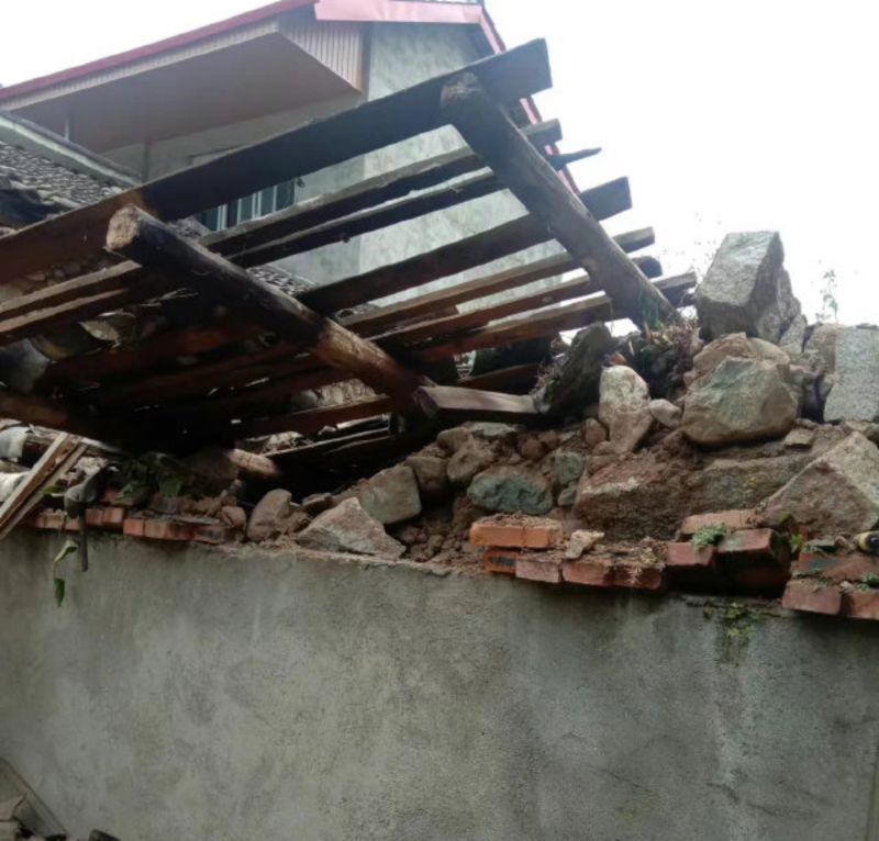 ▲四川甘孜藏族自治州瀘定縣5日發生芮氏規模6.8的地震，讓前一陣子引發熱議的「旱震理論」再次被拿出來討論。圖為在地震中倒塌的房屋。（圖／翻攝自微博）