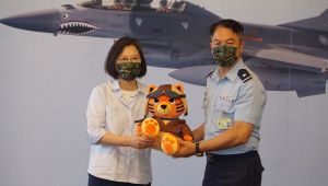 ▲空軍五聯隊致贈蔡英文總統飛虎娃娃。（圖／記者呂炯昌攝，2022.09.06）
