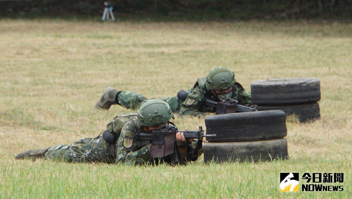 ▲役期確定延長，專家認為國軍兵科基地訓練與聯合作戰訓練能量早已飽和等因素，訓練規劃落實恐有困難。（資料照／記者呂炯昌攝）
