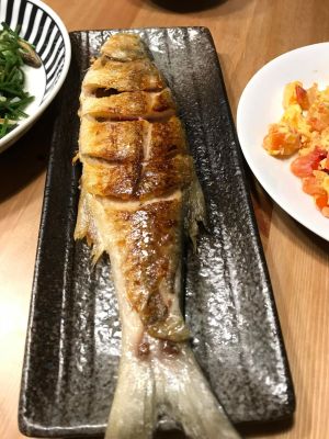 ▲張之豪在臉書上PO出午餐「午仔魚」，指出在台灣吃海鮮不難不奢侈。（圖／翻攝自張之豪臉書）