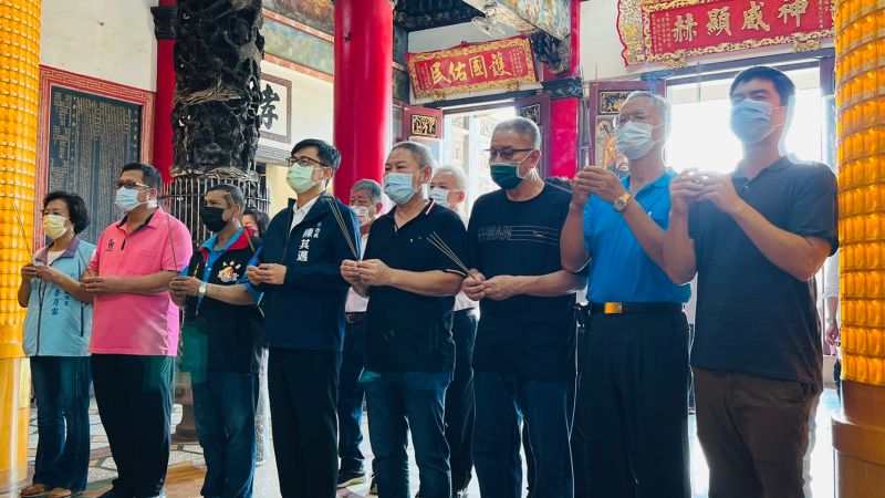 ▲高雄市長陳其邁前往大林蒲鳳林宮參香，有大林蒲沿海六里里長及廟方主委陪同。（圖／翻攝畫面）