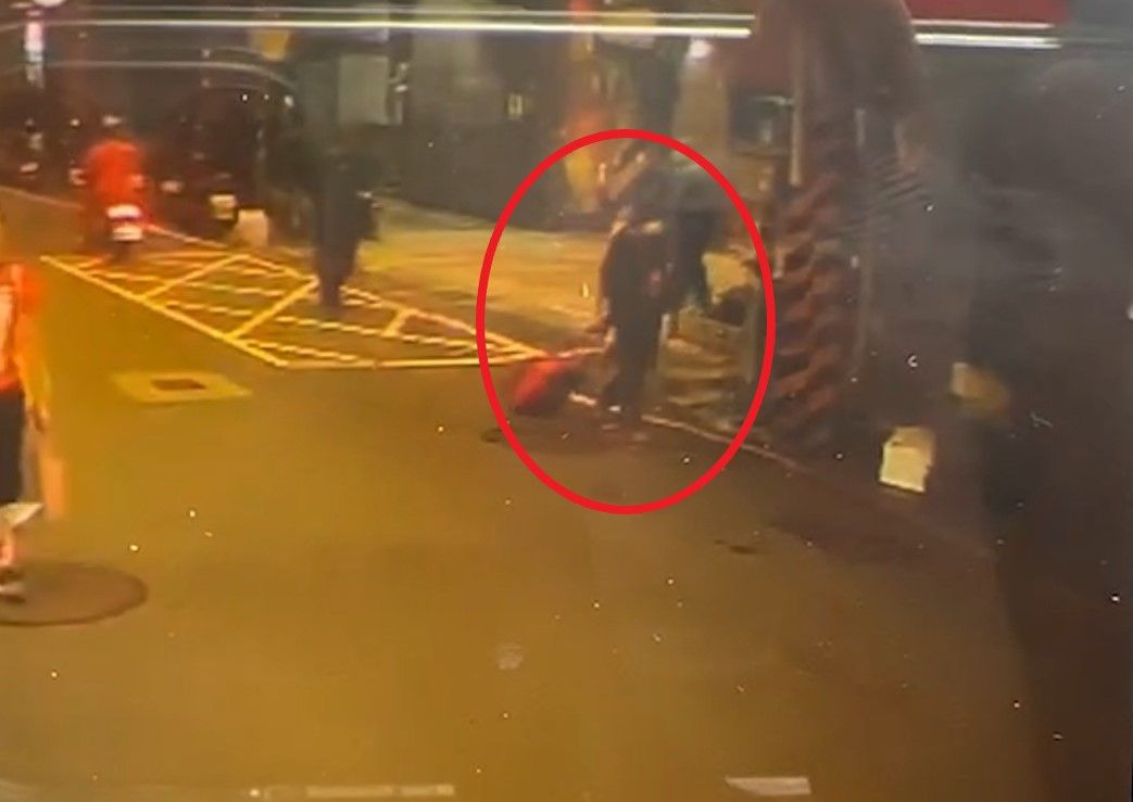 ▲新北市永和區昨天（5）傳出一起分屍案，監視器畫面顯示，有一名戴著口罩、身形與死者梁男大哥相似的男子拖著行李箱，警方不排除任何可能性，目前已經將大哥列為關係人，並全力追查中。（圖／翻攝畫面）