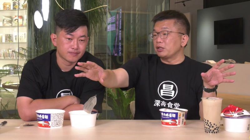 ▲助理為「昌字號消夜食堂」直播準備了泡麵,吃貨蔡其昌內心覺得很空虛。(圖/翻攝蔡其昌臉書,2022.09.06)