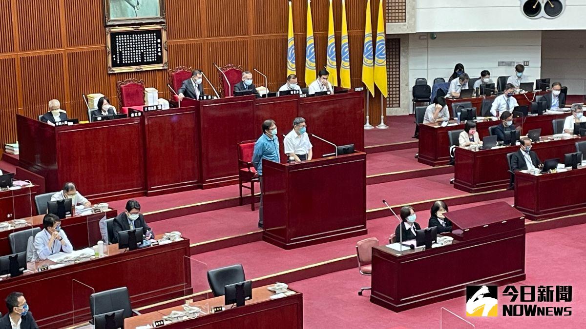 ▲台北市民政局長藍世聰的兒子藍佑倫，名列於陳時中競選團隊中，對此藍世聰（中間藍衣者）6日在質詢時回應「他支持陳時中，我覺得很開心。」（圖／記者丁上程攝，2022.09.06）