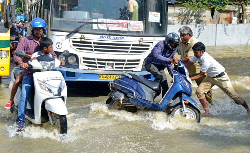 ▲印度南部科技重鎮班加羅爾市（Bengaluru）連日下雨，造成許多地區洪災，損失慘重，所幸台商大致安好，未傳工廠受災情況。（圖／美聯社／達志影像）