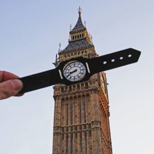▲巧手動動，倫敦大笨鐘變成個性腕錶了。（圖／翻攝自Rich McCor Paperboyo臉書）