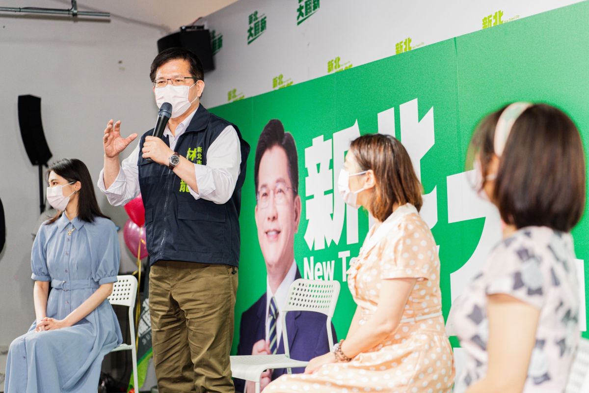 ▲林佳龍出席「攏係好姊妹－姐姐妹妹挺佳龍助選團成立」記者會，談到恩恩案，表示真相就在侯友宜的手中，呼籲侯市長回頭是岸，重新省思恩恩案，讓未來不會再發生一樣的事件。(圖／林佳龍競選辦公室提供)