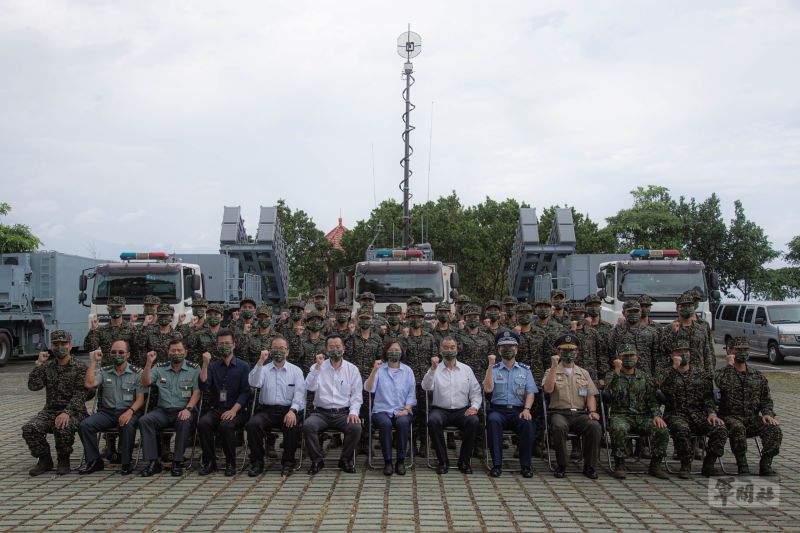 ▲總統蔡英文秋節勗勉國軍，與海軍海鋒七中隊官兵合影。（圖／軍聞社提供）