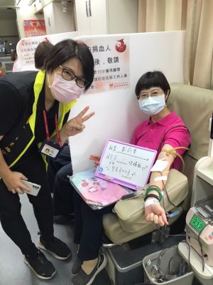 中部血庫拉警報 警廣臺中臺「及時雨」募血400袋挹注 ▲警廣臺中分臺今日舉辦捐血活動,分臺長劉莉菁率先挽袖捐血250cc,(圖/記者金武鳳攝,2022.9.6)