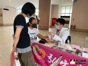 中部血庫拉警報 警廣臺中臺「及時雨」募血400袋挹注 ▲響應警廣臺中分臺捐血活動,台中弘生堂中醫診所呂志明醫師到場義診,並叮囑捐血民眾注意多休息,勿做激烈運動。(圖/記者金武鳳攝,2022.9.6)