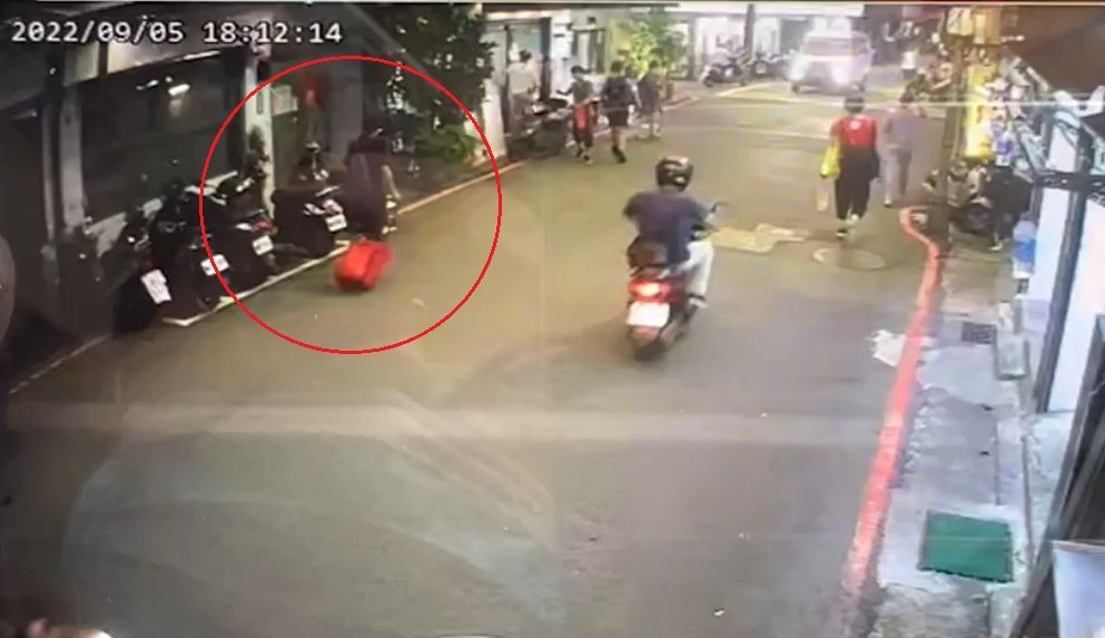 ▲永和分屍案凶嫌為死者大哥，犯案後曾拖著紅色行李離開。（圖／翻攝畫面）