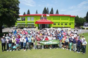 參賽選手與張誌家、楊家麟同組合照畫面。國寶集團提供 ▲參賽選手與張誌家、楊家麟同組合照畫面。國寶集團提供
