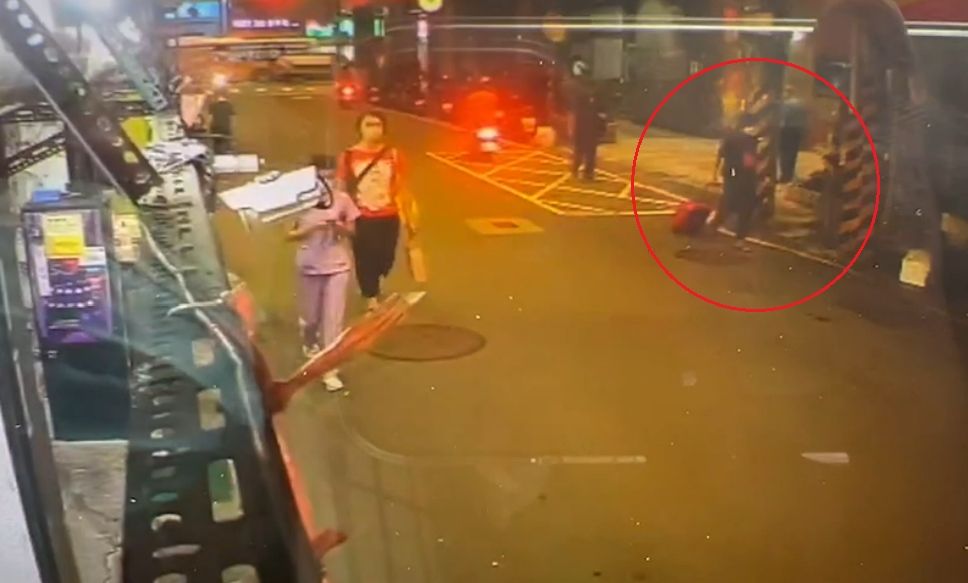 ▲狠心殺害並肢解胞弟的梁姓大哥，在犯案後拖著紅色行李箱外出遭監視器拍下，因此被警方列為重大嫌疑人。（圖／翻攝畫面）