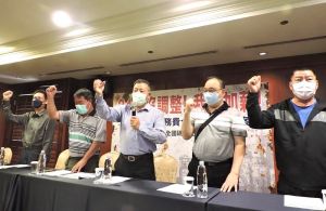 ▲中華民國全國碼頭工會聯合會理事長施永林(中)不滿港埠作業費率調整卡關,認為政府不應該偏袒進口業者,犧牲基層勞工權益,揚言不排除採取抗爭行動。(圖/記者黃守作攝,2022.09.06) ▲中華民國全國碼頭工會聯合會理事長施永林(中)不滿港埠作業費率調整卡關,認為政府不應該偏袒進口業者,犧牲基層勞工權益,揚言不排除採取抗爭行動。(圖/記者黃守作攝,2022.09.06)