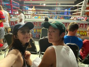 ▲吳慷仁和邵雨薇在泰國觀賞拳擊賽。（圖／翻攝吳慷仁FB）