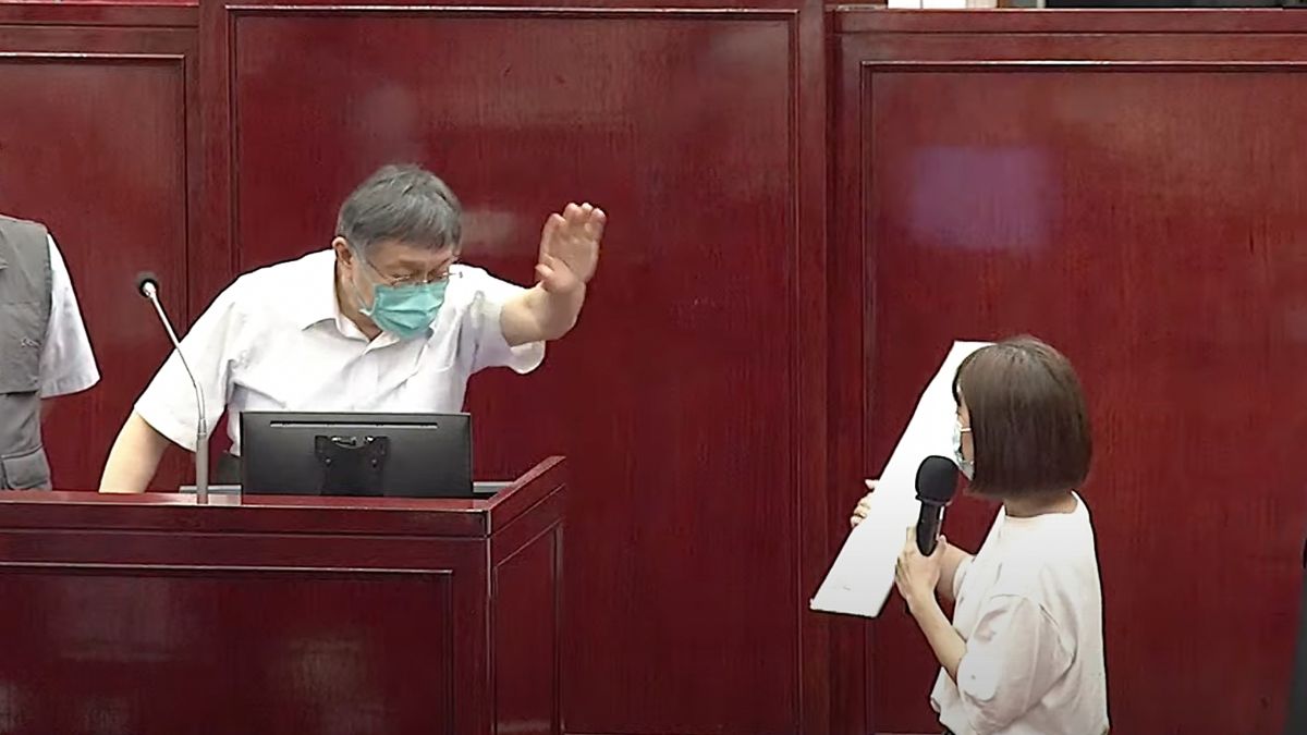 ▲台北市議員林穎孟6日下午質詢時，拿出「不向中國投降承諾書」邀請柯文哲簽名，不過柯文哲不僅拒簽，還怒嗆林穎孟「我管你去死」。（圖／翻攝北市議會直播系統）