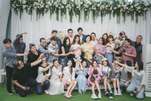 ▲蔡允潔與老公Fraser親友們齊聚一堂。(圖/Playground婚禮婚紗攝影提供) ▲蔡允潔與老公Fraser親友們齊聚一堂。(圖/Playground婚禮婚紗攝影提供)