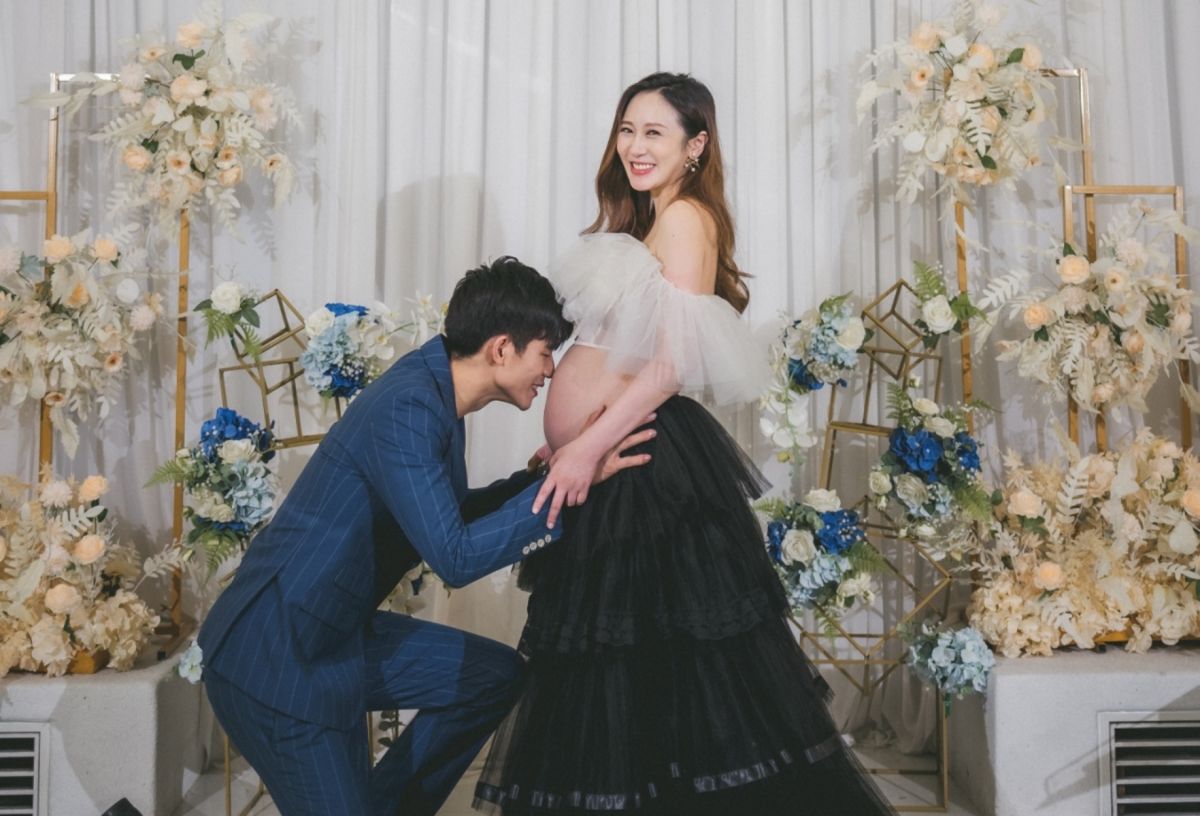 ▲蔡允潔（右）寶寶性別揭曉，賴薇如突聊媽媽經。（圖／Playground婚禮婚紗攝影提供）