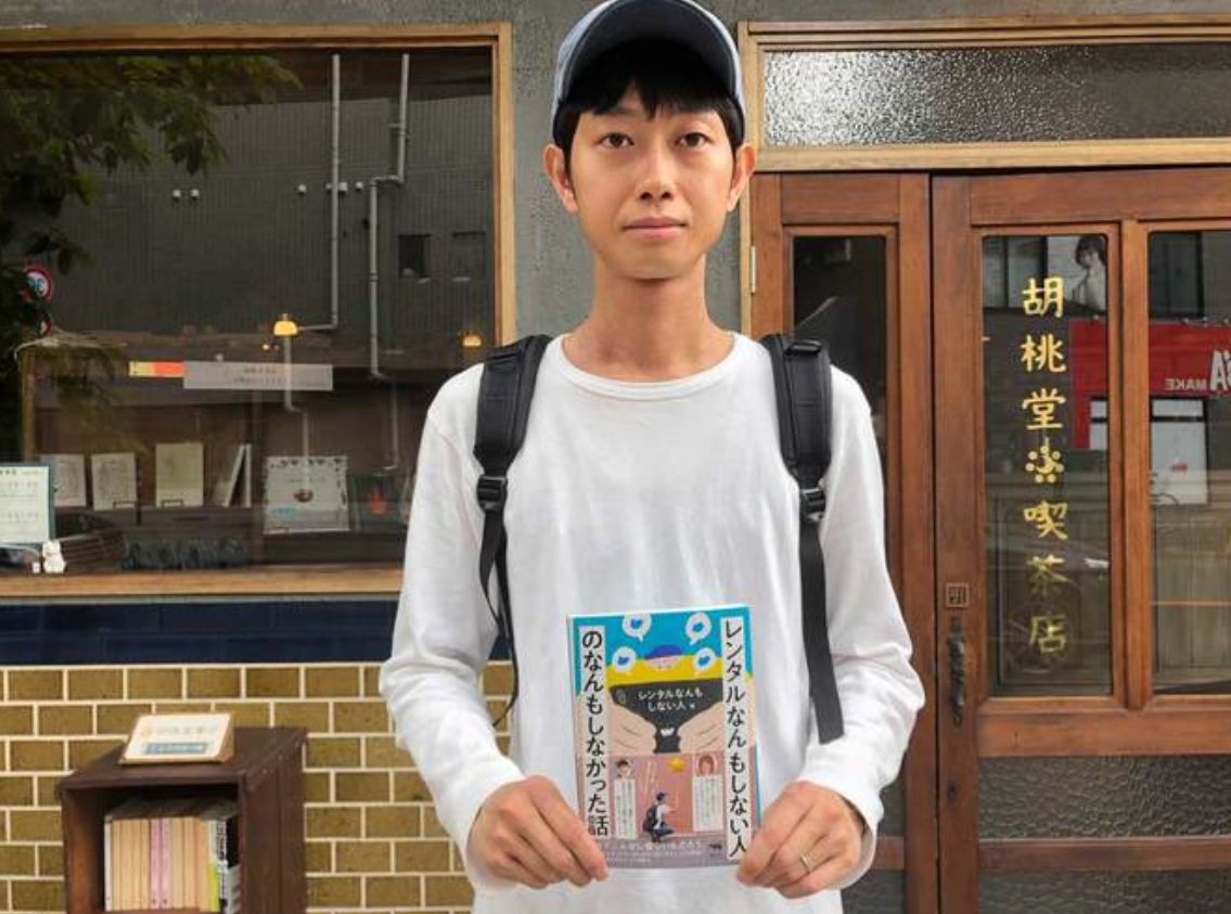 ▲日本38歲男子森本庄司靠著「出租自己」爆紅，而工作內容就只是單純的陪伴，其他什麼都不用做。他曾到公園陪玩蹺蹺板、到車站替陌生人送行，4年來提供約4000次陪伴服務。（圖／翻攝自推特＠Shoji Morimoto）