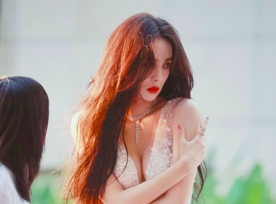 ▲古力娜扎雙臂一夾緊，超兇事業線直接現形。（圖／翻攝微博）