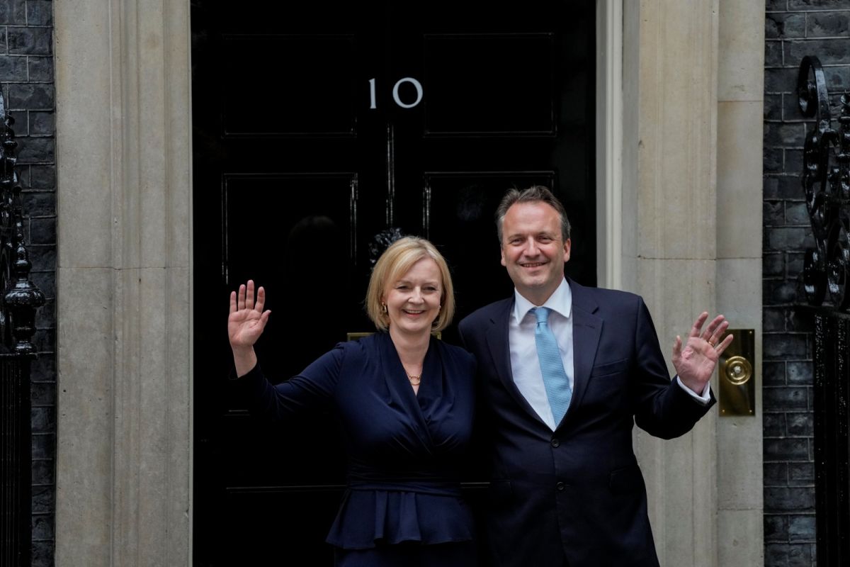 ▲英國首相特拉斯在唐寧街10號前發表就任演說，表示英國一定能挺過風暴。圖為她與先生。（圖／美聯社／達志影像）