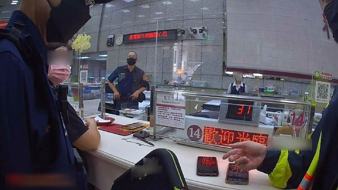 ▲警嗆「我是她男友，找她要幹麻」　阻詐400萬元！（圖/記者鄧力軍翻攝）
