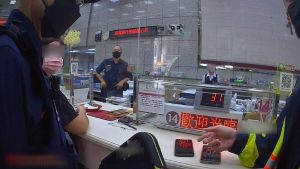 警嗆「我是她男友，找她要幹麻」　阻詐400萬元！
