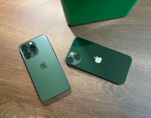 ▲搶在開賣前實際開箱iPhone 13系列綠色款。(圖／記者周淑萍攝)