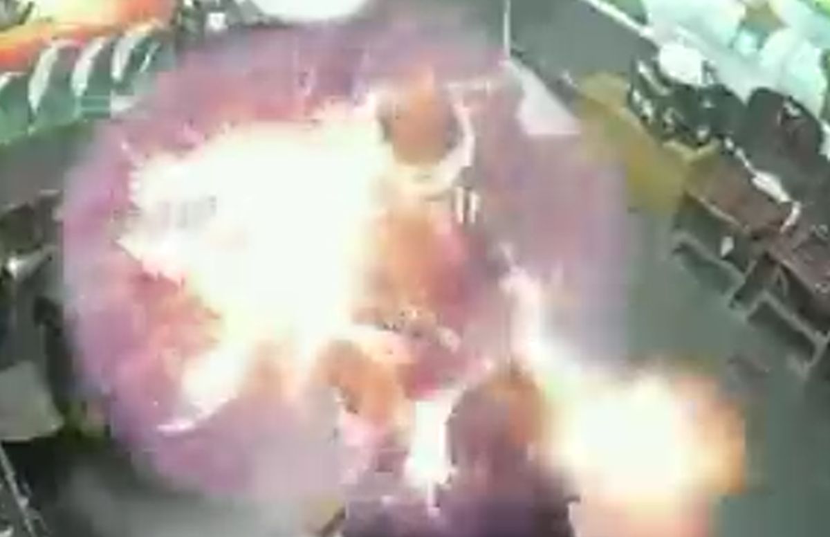 ▲一名理髮師正準備要幫顧客梳理頭髮時，吹風機突然噴出烈火，隨後整間店便陷入一片火海。（圖／取自推特@d4_veh）