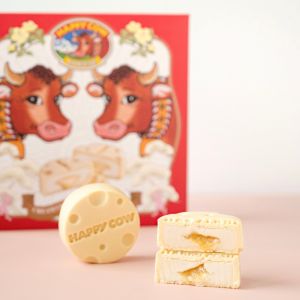 Happy cow起司流心月餅 ▲ 來自奧地利的起司品牌HAPPY COW獨家授權的月餅禮盒,內餡含有奧地利道地葛瑞爾起司粉融入其中,搭配濃郁流心醬,鹹甜口感讓大人小孩都欲罷不能,越吃越涮嘴!