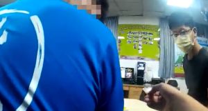▲蕭男否認潛入他人住宅竟辯「我是被推進來的」,讓員警哭笑不得,同時警方在搜身查獲0.23公克安非他命,全案依竊盜及毒品罪嫌移送高雄地檢署偵辦。(圖/記者郭凱杰翻攝) ▲蕭男否認潛入他人住宅竟辯「我是被推進來的」,讓員警哭笑不得,同時警方在搜身查獲0.23公克安非他命,全案依竊盜及毒品罪嫌移送高雄地檢署偵辦。(圖/記者郭凱杰翻攝)
