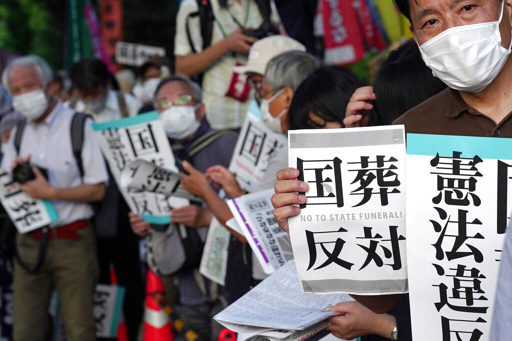 ▲日本政府預定幫日本前首相安倍晉三舉行國葬，引發社會反彈。圖為民眾8月底在東京抗議政府支付安倍國葬費用。（圖／美聯社／達志影像）
