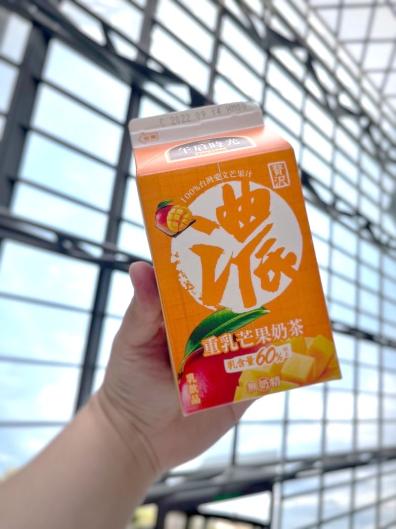 ▲重乳芒果奶茶包裝顏色鮮明，隨手就能拍到網美照。（圖／業者提供）