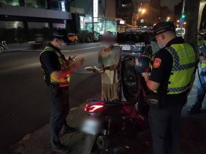 ▲高市警局除選定轄內夜店、KTV、餐廳等飲酒場所及易發生酒駕肇事路段,以規劃「多點式路檢」、「重點區域巡守」等部署方式執行取締及防制任務。(圖/高市警局交通大隊提供) ▲高市警局除選定轄內夜店、KTV、餐廳等飲酒場所及易發生酒駕肇事路段,以規劃「多點式路檢」、「重點區域巡守」等部署方式執行取締及防制任務。(圖/高市警局交通大隊提供)
