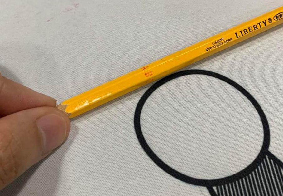 ▲有位爸爸在高中女兒的鉛筆上發現刻著「4字」，立刻有不少過來人苦笑並公開用途。（圖／翻攝爆廢2公社）