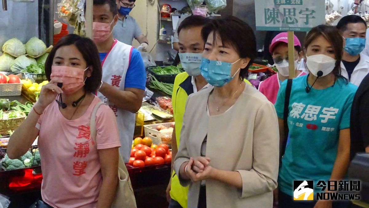 ▲台北市長參選人黃珊珊（中）與民眾黨士林北投區市議員參選人「學姐」黃瀞瑩、陳思宇一同前往士林士東市場掃街拜票。（圖／記者呂炯昌攝，2022.09.07）