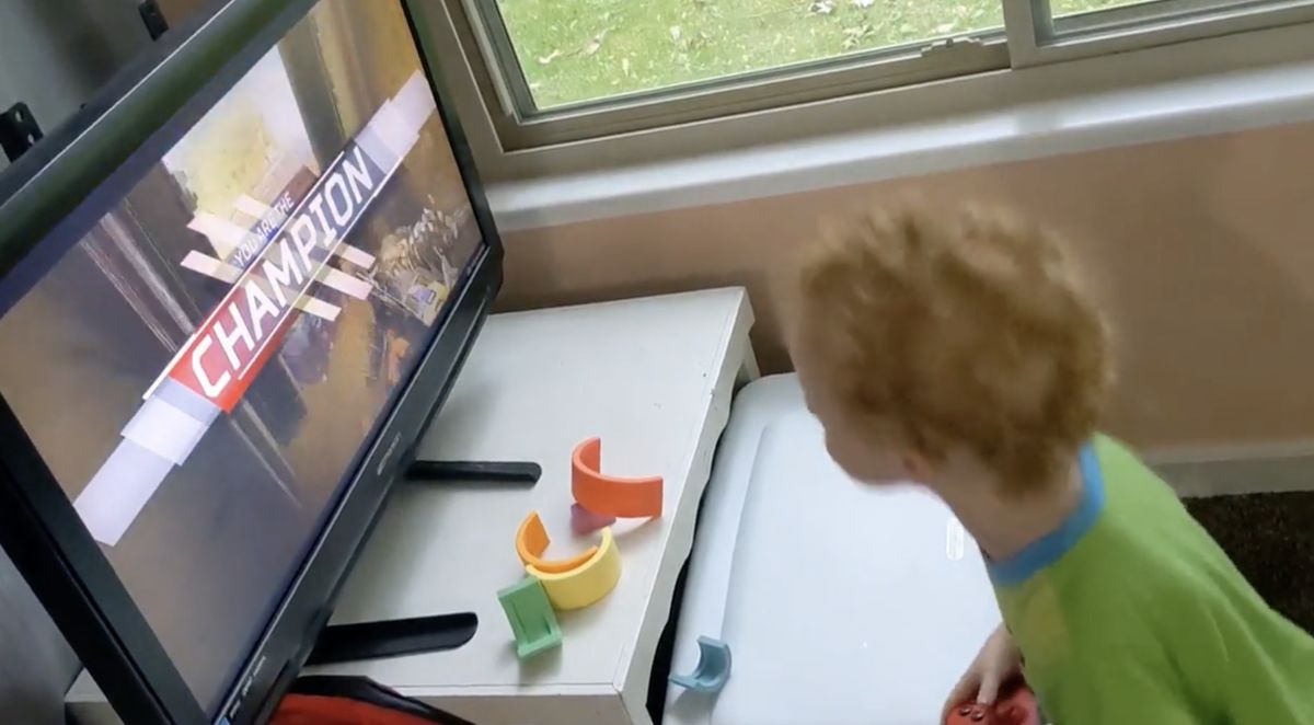 ▲一名外國4歲的孩子在遊戲中超齡的表現，獲得《Apex》神童的稱號。（圖／翻攝自Reddit）