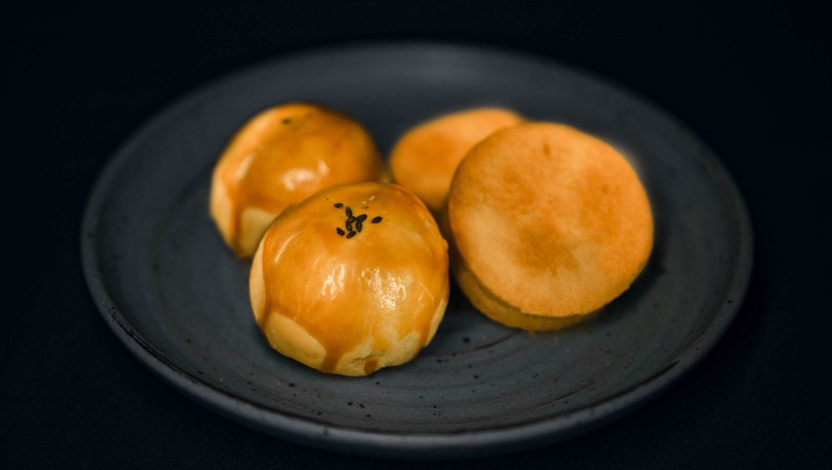 ▲中秋將至，有「全台最狂員工餐廳」之稱的普橘島，由首席甜點師推出手工現做月餅。（圖／普橘島提供）