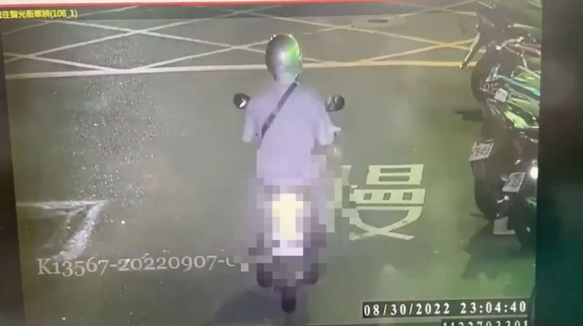 ▲54歲梁姓男子遭自己大哥刺死分屍，警方從監視器畫面中找到他騎車回家的最後身影。（圖／翻攝畫面）