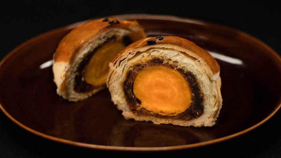 ▲中秋應景就是要吃月餅，根據調查，上班族過節平均會吃3.5個月餅，且排行第一的口味就是蛋黃酥。（圖／普橘島提供）