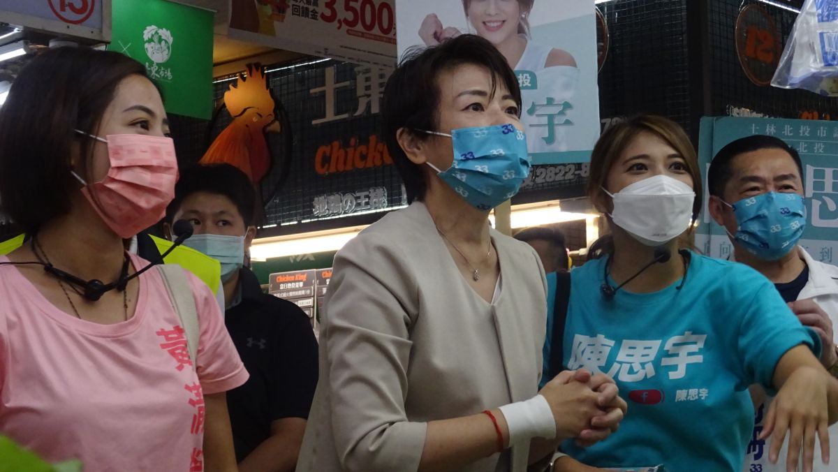 ▲台北市長參選人黃珊珊（中）與民眾黨士林北投區市議員參選人「學姐」黃瀞瑩、陳思宇一同前往士林士東市場掃街拜票。（圖／記者呂炯昌攝，2022.09.07）