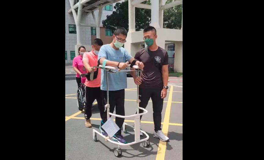 ▲在訓練中墜地受傷的傘兵秦良丰，經過幾年努力復健已免強可以行走，不過依照規定，秦良丰因為無法參加鑑測，恐怕將於今年8月底被退伍。（圖／翻攝秦天人臉書）