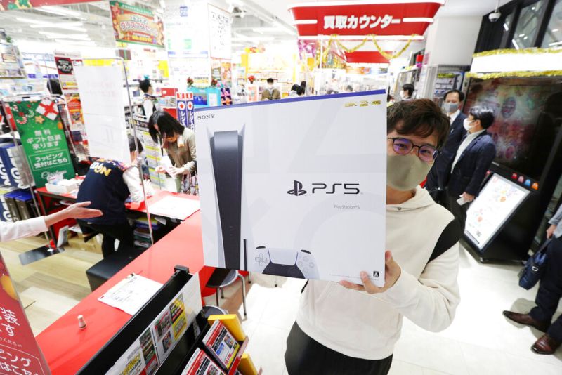 ▲SONY推出家用遊戲機PS5時，民眾爭相搶購。（圖／美聯社／達志影像）
