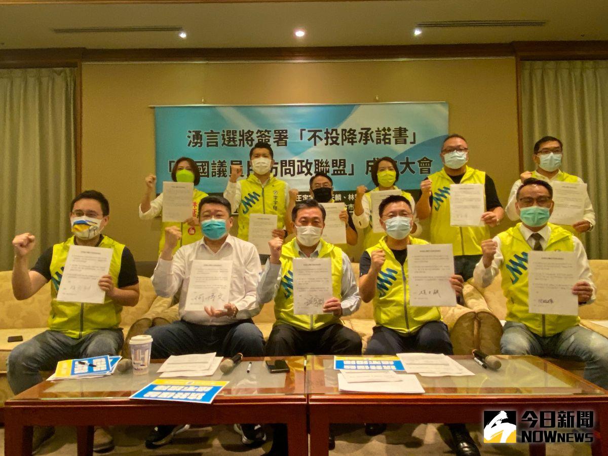 ▲湧言會簽署不投降承諾書，並發起成立「全國議員民防問政聯盟」，盼民防從基層做起。（圖／記者陳威叡攝，2022.09.07）