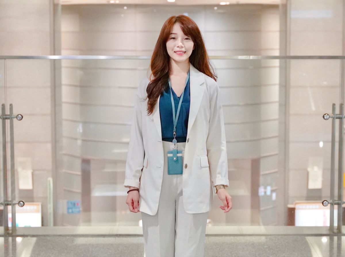 ▲外型亮眼的新任新北市政府副發言人羅婉庭，擔任媒體記者5年資歷，主跑黨政及新北市府會新聞。（圖 ／新北市政提供）