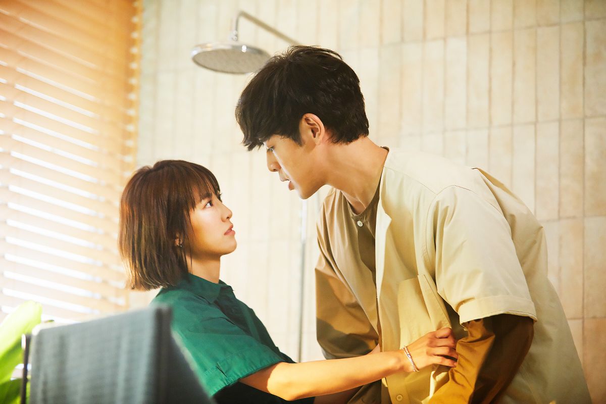 ▲江健榆（右）在MV中，與大元有許多親密互動。（圖／就愛音樂提供）